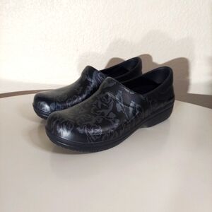 CROCS Black & Gray Floral Rose Patterned Clogs